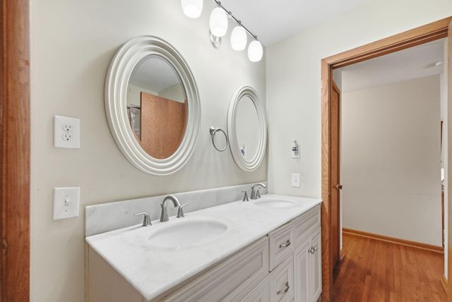 4636 Heritage Hills Drive, Bloomington, MN 55437