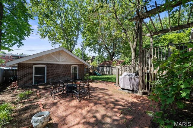 6920 Pershing Avenue, University City, MO 63130