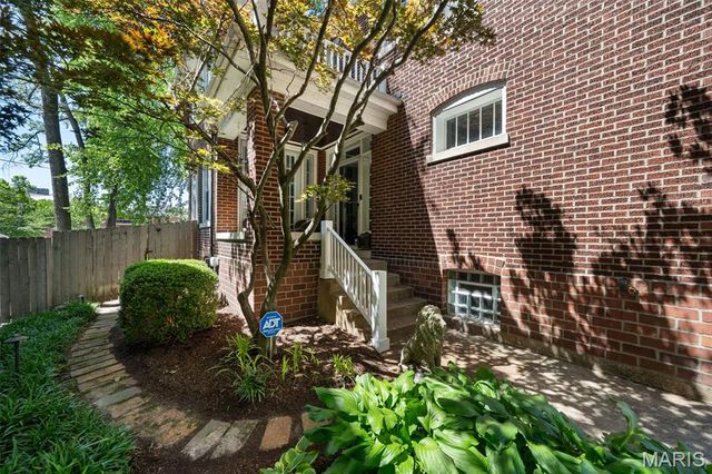 6920 Pershing Avenue, University City, MO 63130