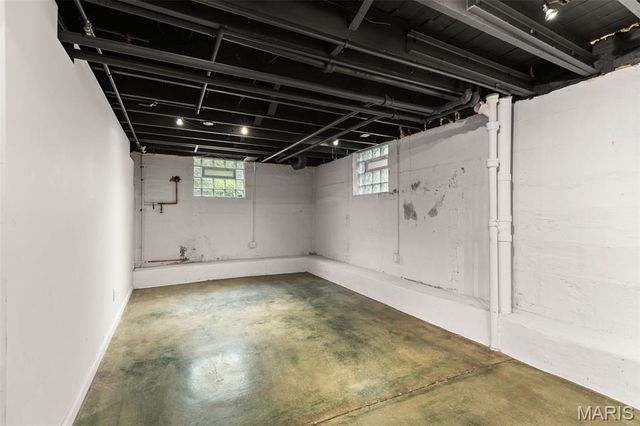 6920 Pershing Avenue, University City, MO 63130