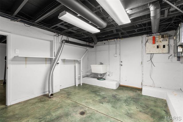 6920 Pershing Avenue, University City, MO 63130