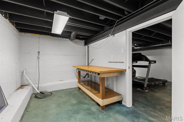 6920 Pershing Avenue, University City, MO 63130