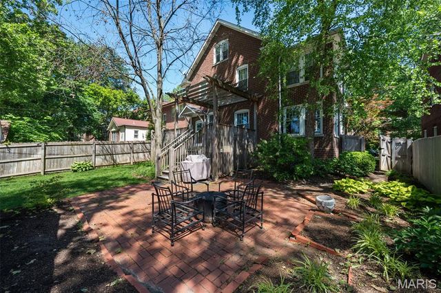6920 Pershing Avenue, University City, MO 63130