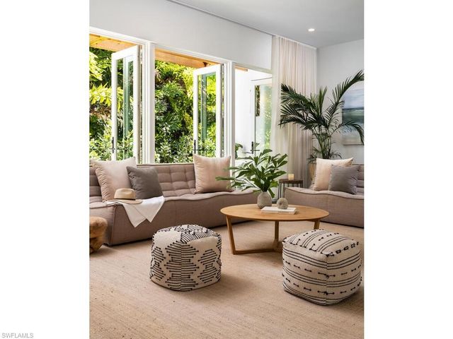 14 Sabre LN, Naples, FL 34102