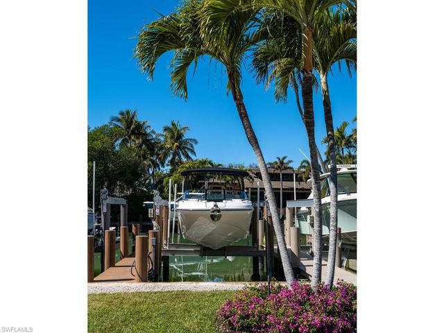 14 Sabre LN, Naples, FL 34102