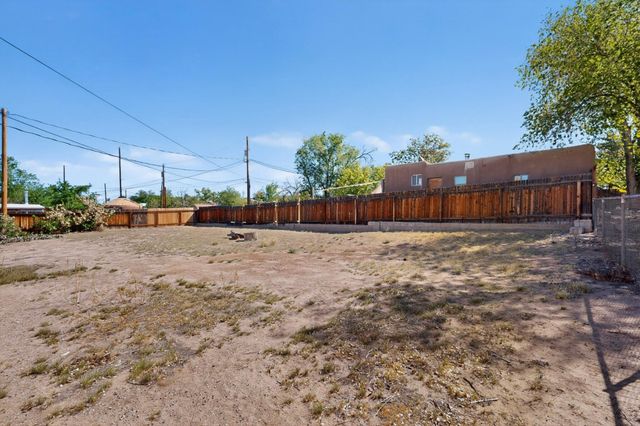 2905 Burton Avenue SE, Albuquerque, NM 87106