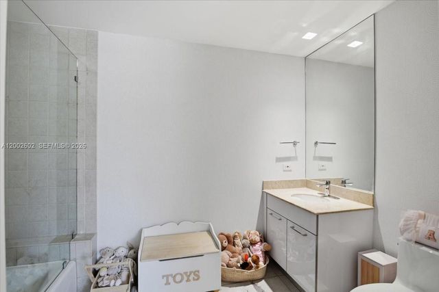 801 Brickell Key Blvd 409, Miami, FL 33131