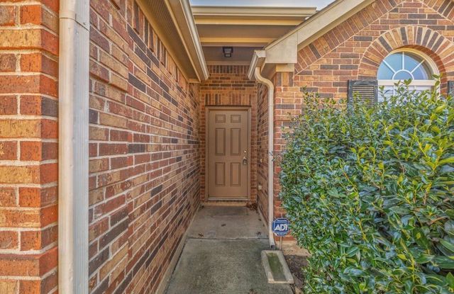 1604 Queens Brook Court, Fort Worth, TX 76140