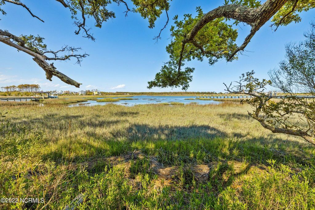 1402 Mainsail Road, Morehead City, NC 28557