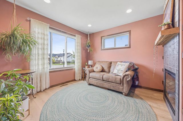 974 50th Avenue W, West Fargo, ND 58078