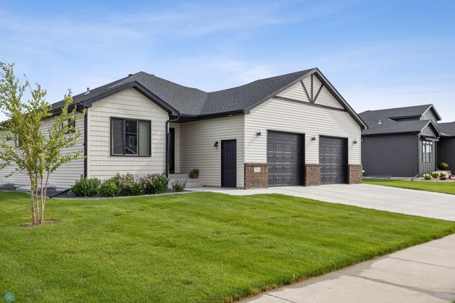 974 50th Avenue W, West Fargo, ND 58078