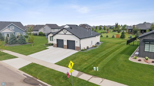 974 50th Avenue W, West Fargo, ND 58078
