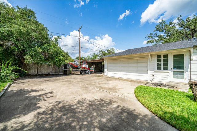 722 W Lee Ave, Kingsville, TX 78363