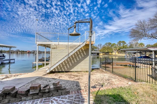 322 Granite Shoals LN, Sunrise Beach, TX 78643