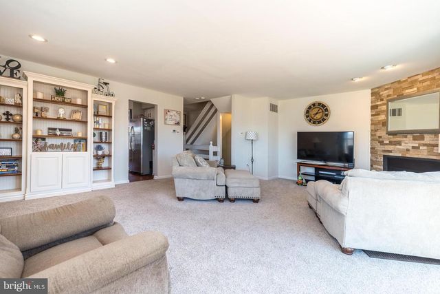 400 CALVERTON CT, Harleysville, PA 19438