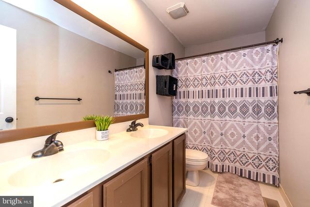 400 CALVERTON CT, Harleysville, PA 19438