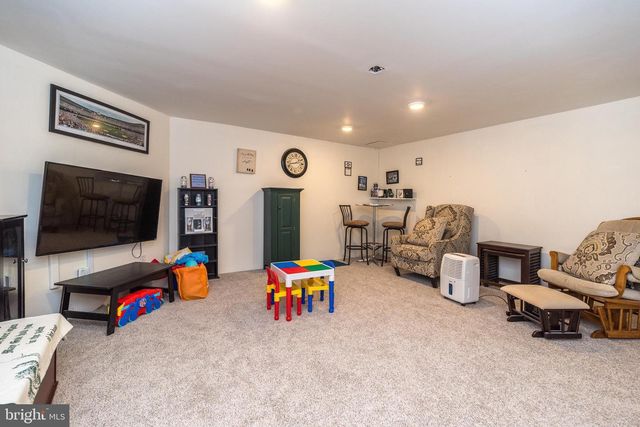 400 CALVERTON CT, Harleysville, PA 19438