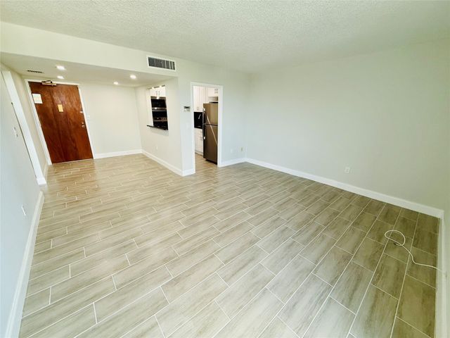 5050 NW 7th St PH16, Miami, FL 33126