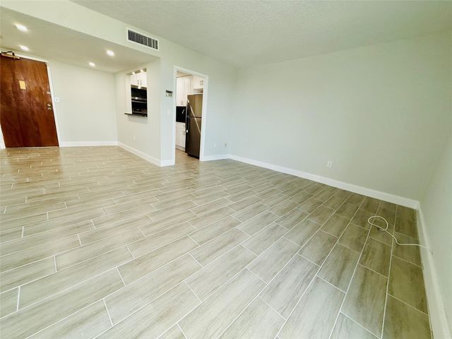 5050 NW 7th St PH16, Miami, FL 33126