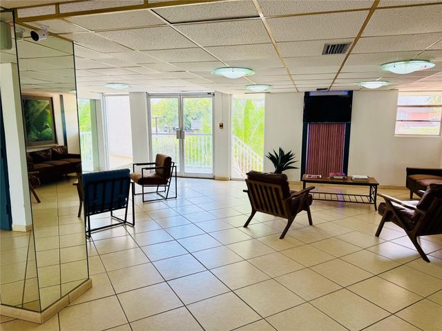 5050 NW 7th St PH16, Miami, FL 33126