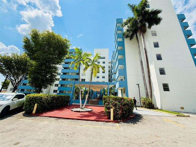 5050 NW 7th St PH16, Miami, FL 33126