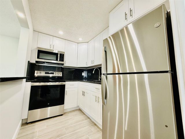 5050 NW 7th St PH16, Miami, FL 33126