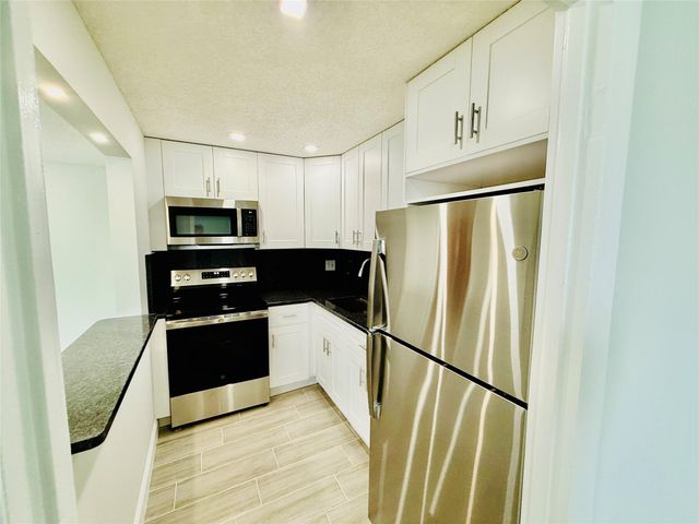 5050 NW 7th St PH16, Miami, FL 33126