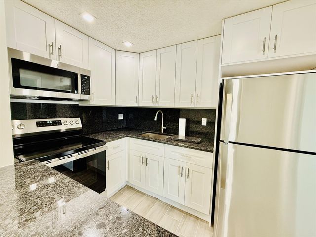 5050 NW 7th St PH16, Miami, FL 33126