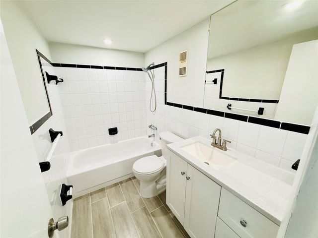 5050 NW 7th St PH16, Miami, FL 33126