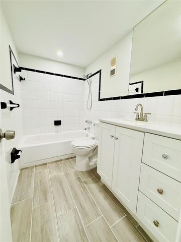 5050 NW 7th St PH16, Miami, FL 33126