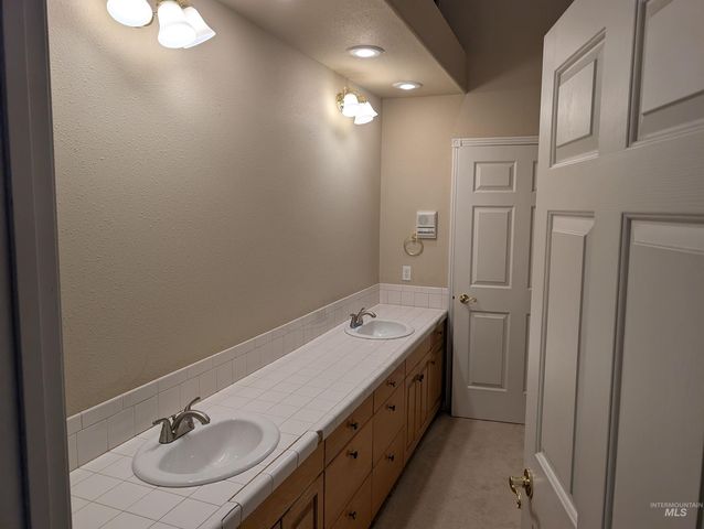 690 S Granite Way, Boise, ID 83712