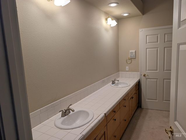 690 S Granite Way, Boise, ID 83712