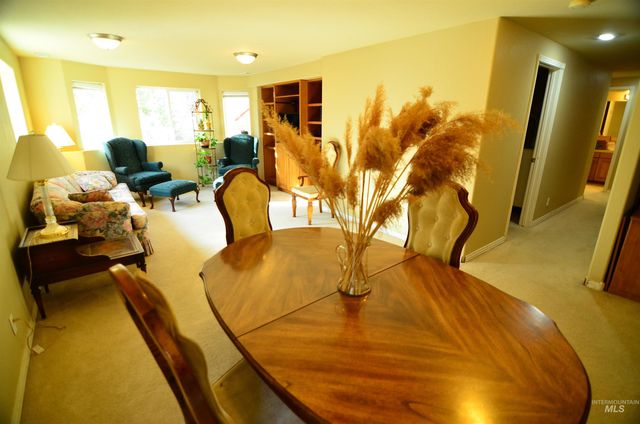 690 S Granite Way, Boise, ID 83712
