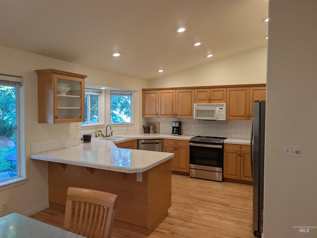 690 S Granite Way, Boise, ID 83712