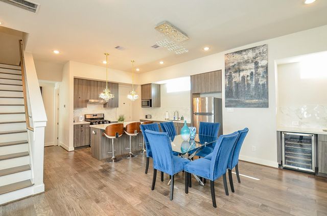 5811 Fairdale Lane B, Houston, TX 77057