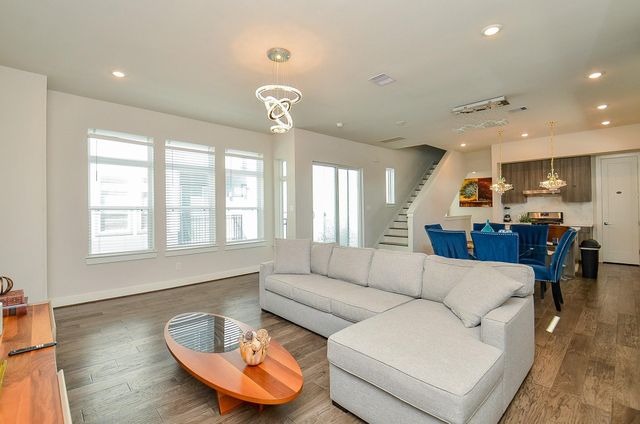 5811 Fairdale Lane B, Houston, TX 77057