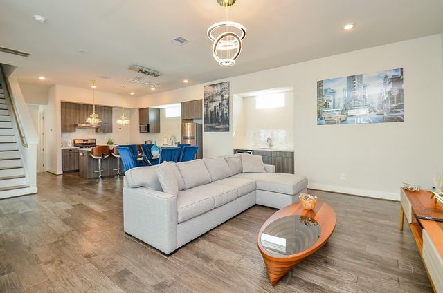 5811 Fairdale Lane B, Houston, TX 77057