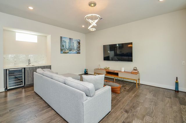 5811 Fairdale Lane B, Houston, TX 77057