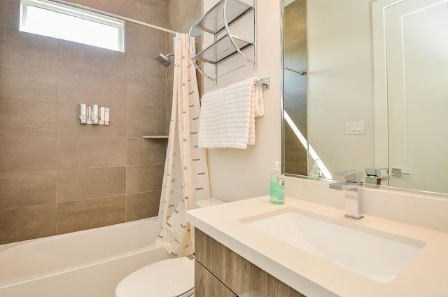 5811 Fairdale Lane B, Houston, TX 77057