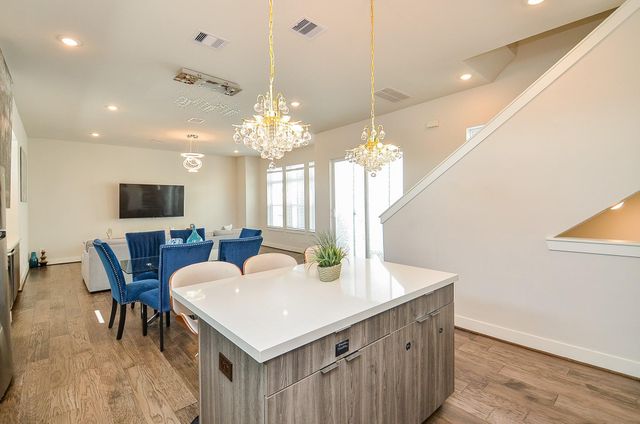 5811 Fairdale Lane B, Houston, TX 77057