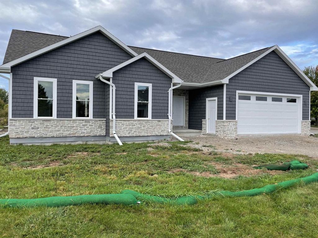 904 WHISPER FALLS COURT, Menasha, WI 54952