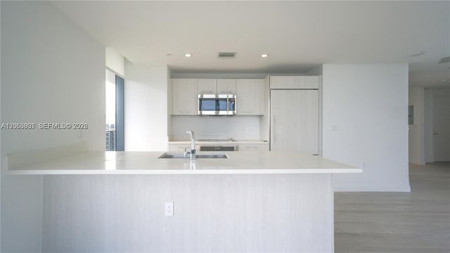 45 SW 9th St 3303, Miami, FL 33130