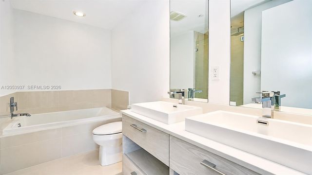 45 SW 9th St 3303, Miami, FL 33130