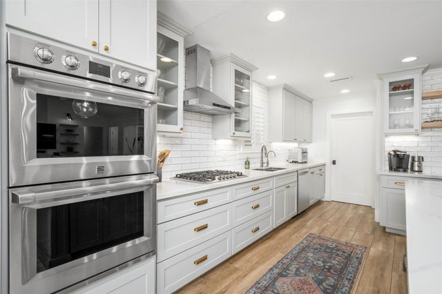 9018 Mullins Drive, Houston, TX 77096