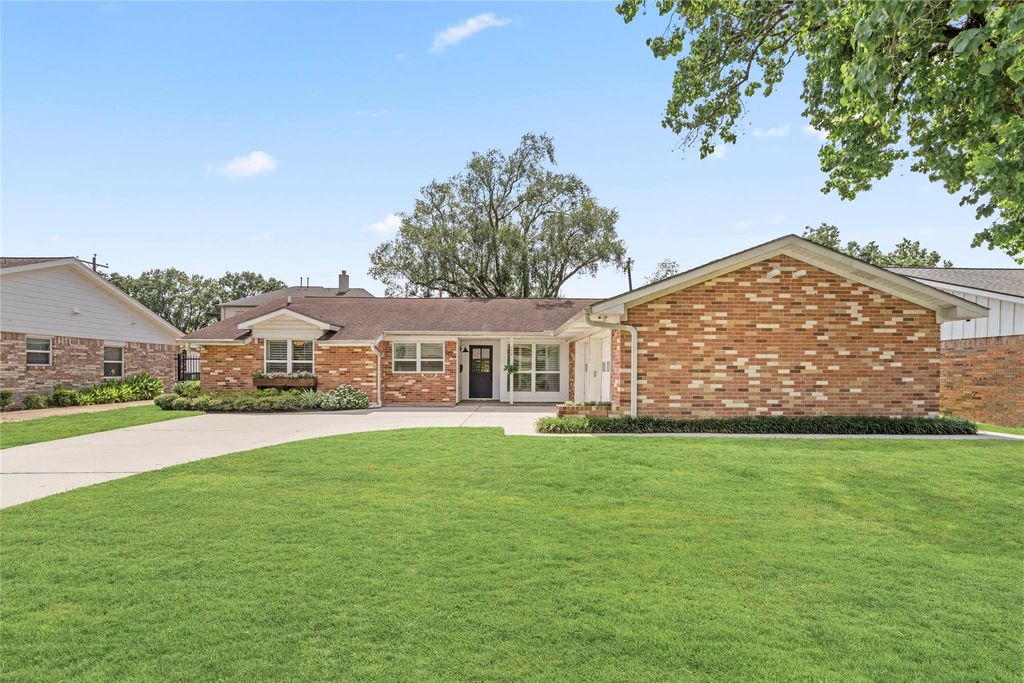 9018 Mullins Drive, Houston, TX 77096