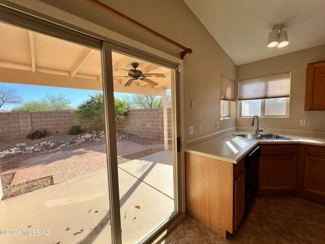 8820 N Mesquite Bluffs Place, Tucson, AZ 85742