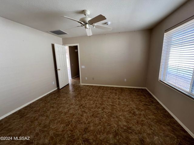 8820 N Mesquite Bluffs Place, Tucson, AZ 85742