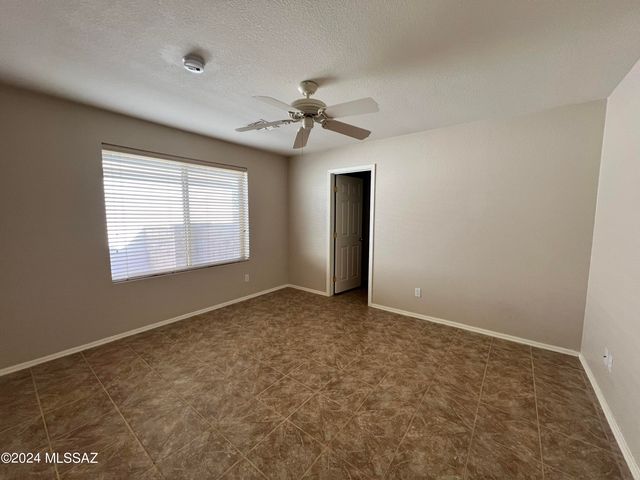 8820 N Mesquite Bluffs Place, Tucson, AZ 85742
