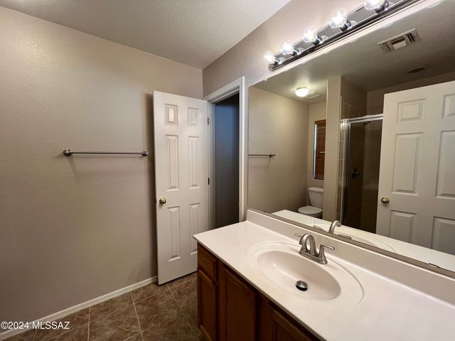 8820 N Mesquite Bluffs Place, Tucson, AZ 85742