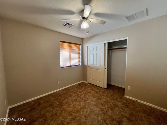 8820 N Mesquite Bluffs Place, Tucson, AZ 85742